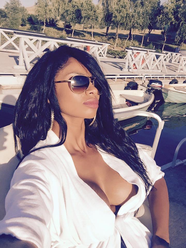 Laurette Atindehou s-a pozat extrem de provocator