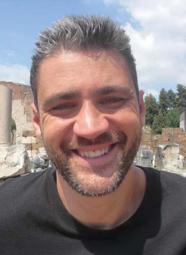 Catalin Negreanu este fiul Zinei Dumitrescu si locuieste in Elvetia