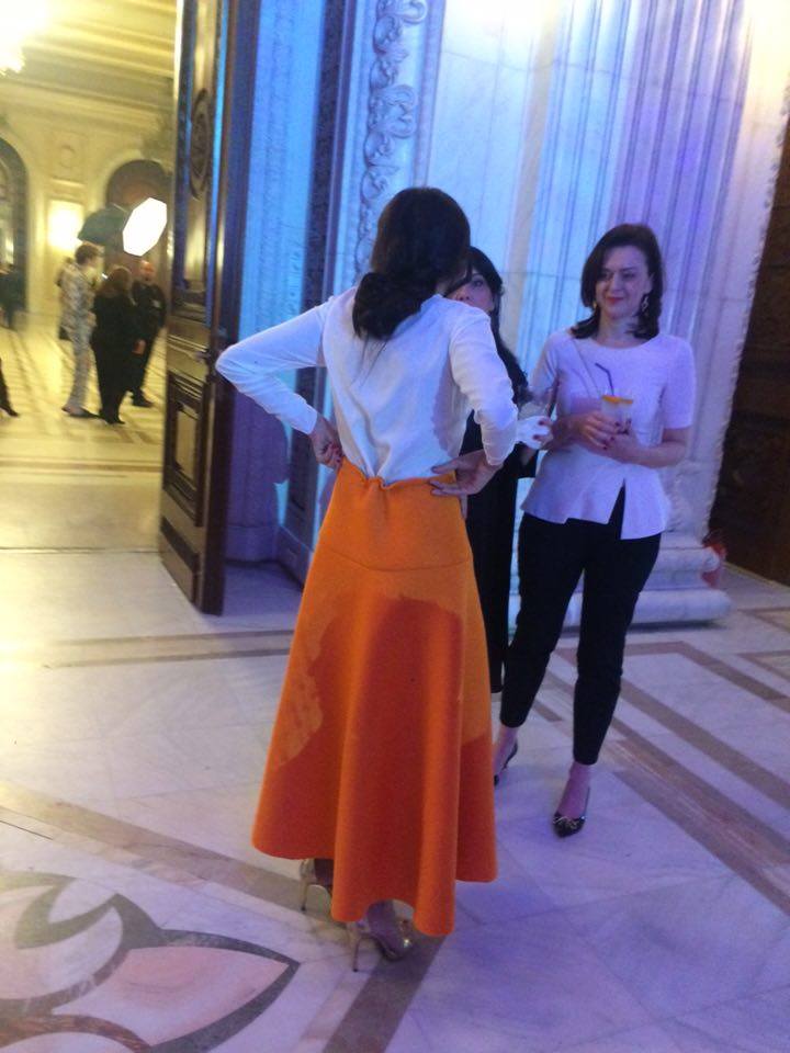 Fusta era vizibil mai mare, caci vedeta TV o ridica sa nu-i cada