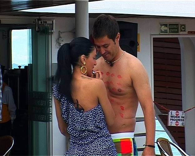 Adelina l-a sarutat cu foc pe Robert Miu pe