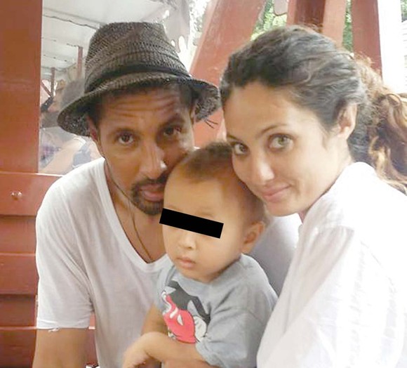 Claudia, alaturi de fostul ei iubit, Jeremy, si de fiul lor, Noah, pe vremea cand formau o familie fericita in America