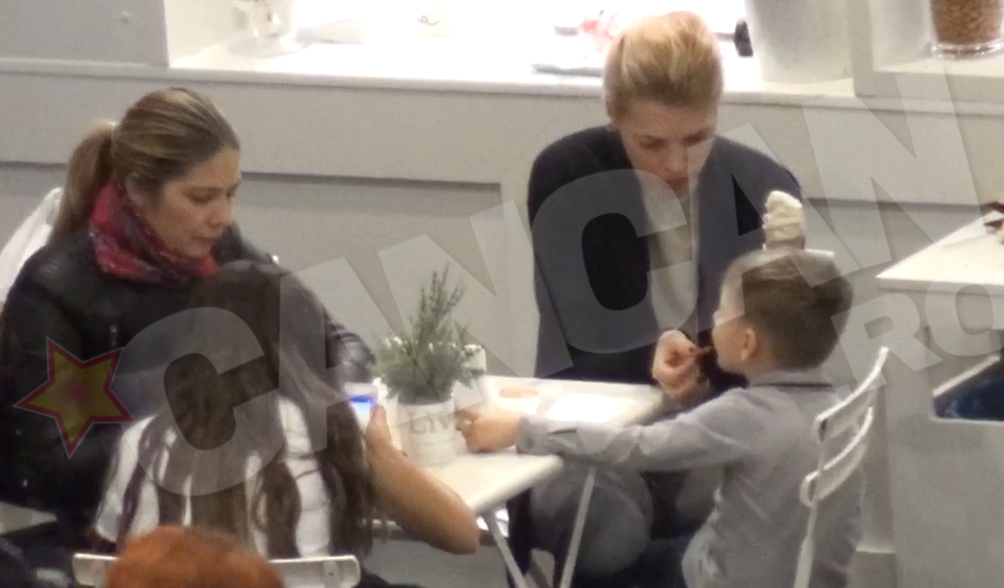 Alina isi serveste baietelul cu inghetata