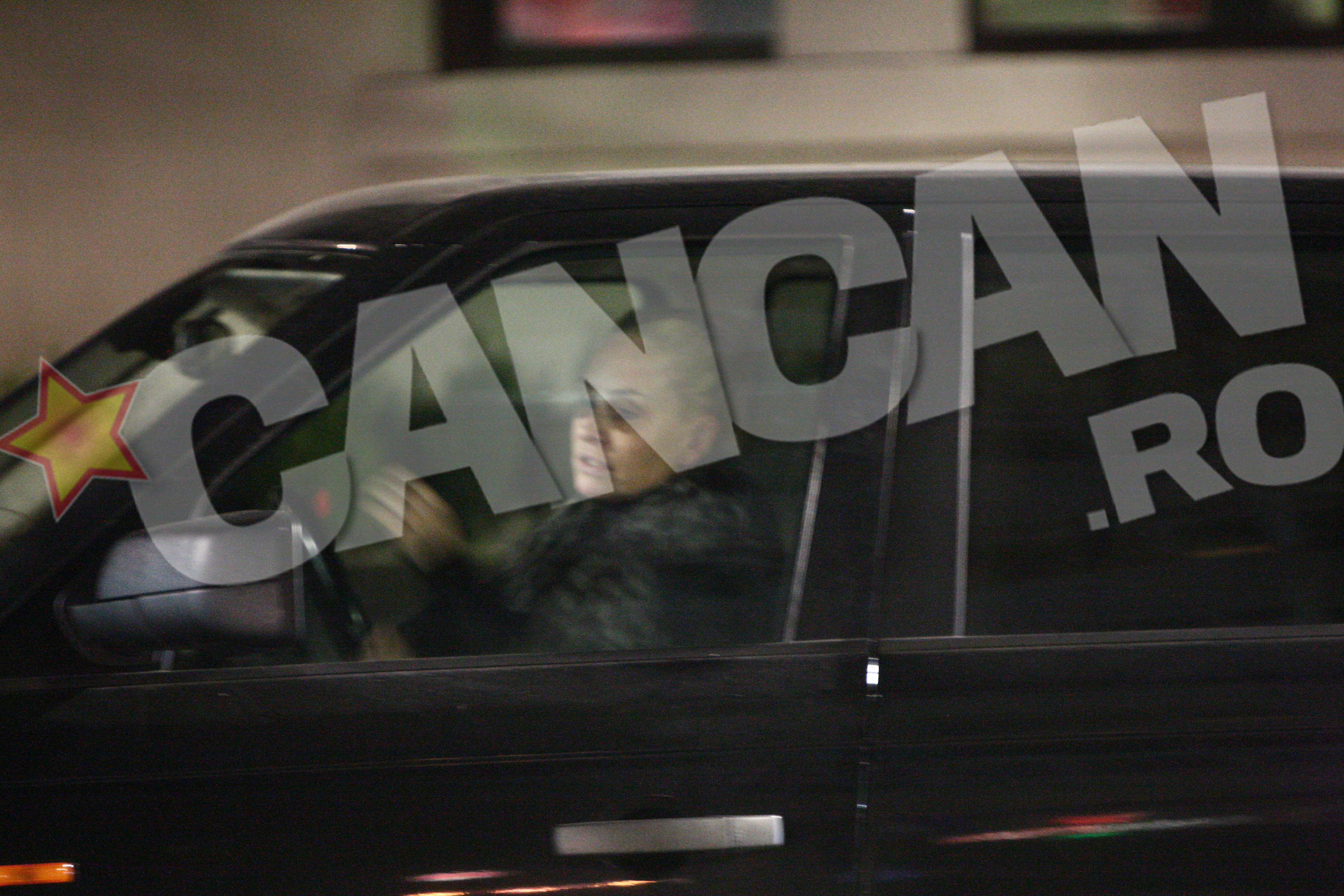 Vica s-a sarutat cu cu mai tanarul ei iubit si a plecat singura de la mall