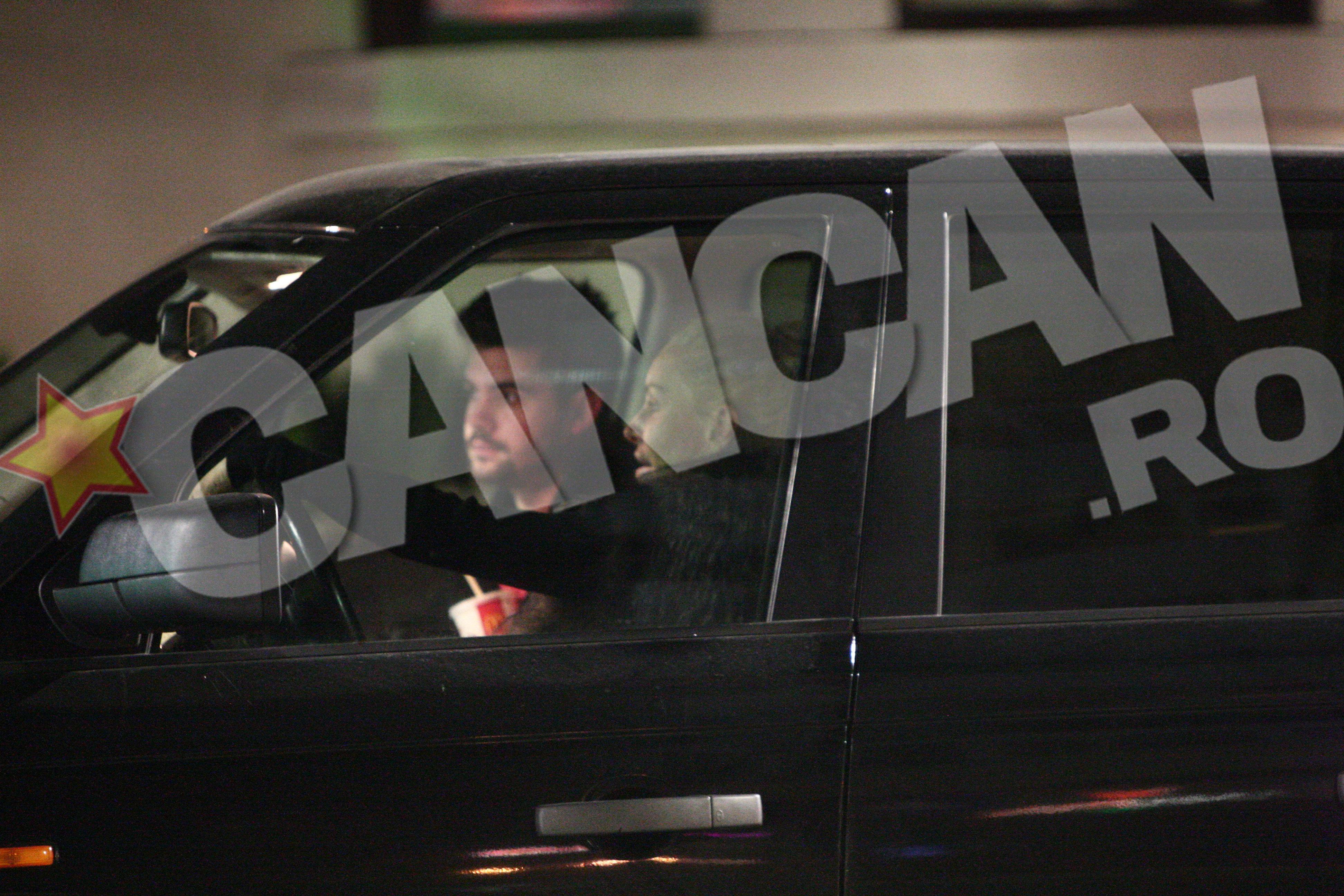 Cei doi au discutat minute bune in masina vedetei TV