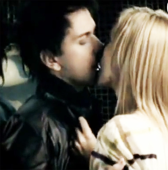 Keo si Misty se saruta