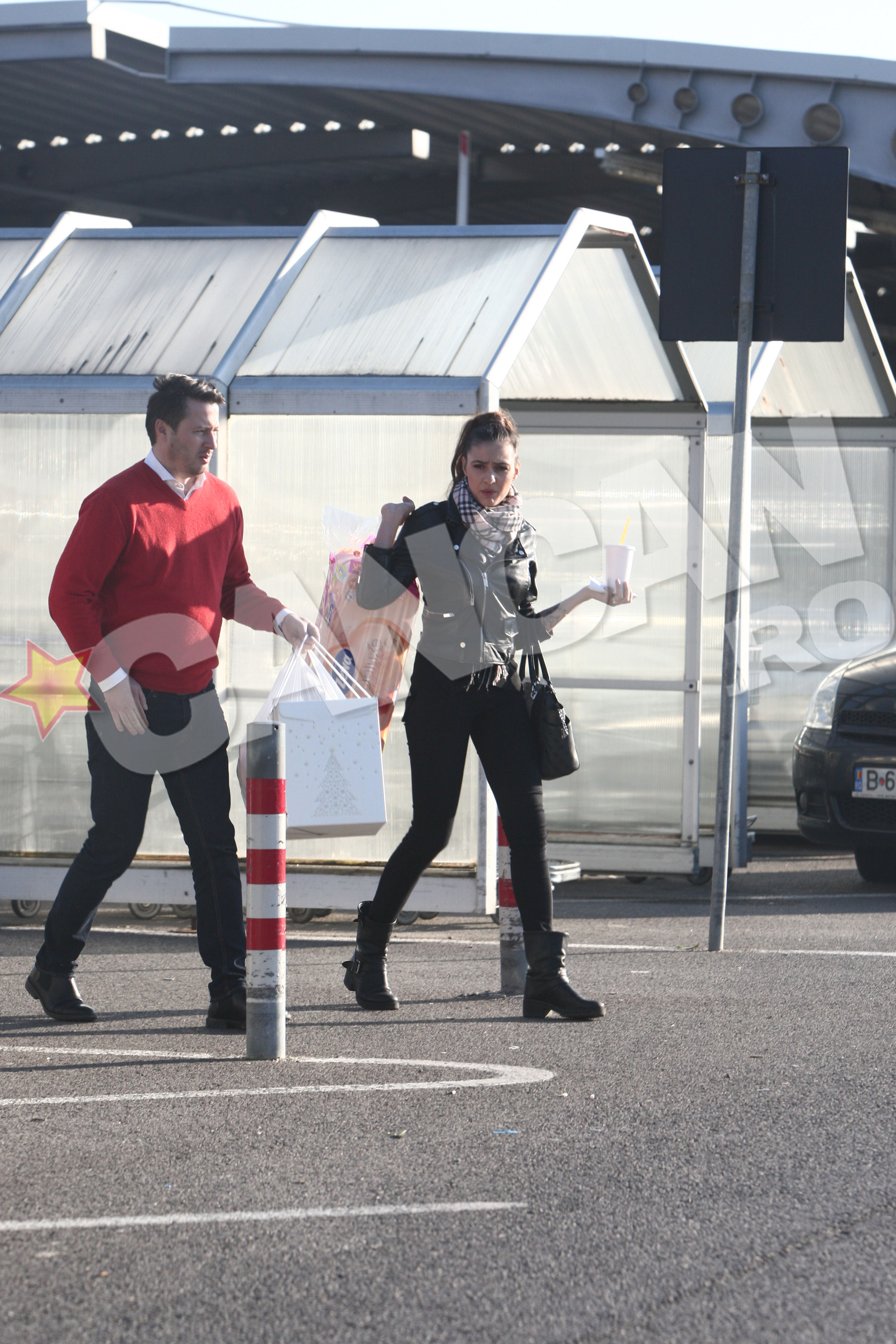 Cici cara doua plase, insa barbat fiind, greutatea cumparaturilor nu se compara