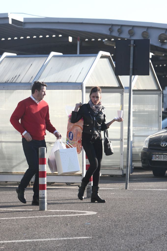 Amalia a incercat sa mute de pe o mana pe alta baxul greu de hartie igienica