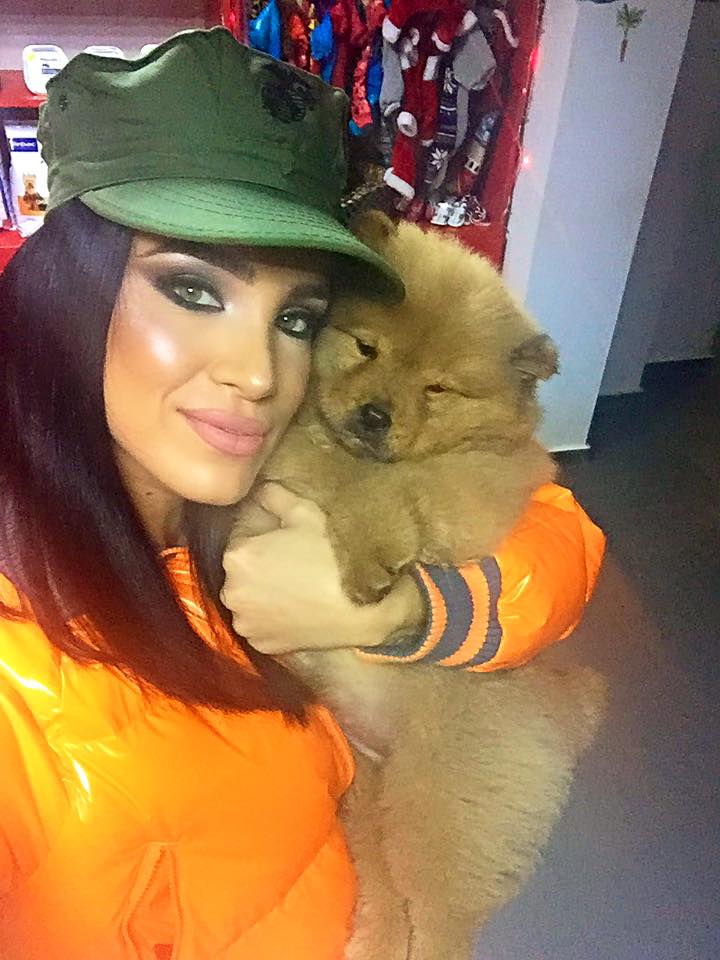 Desi e data cu o nunata de rus deschisa, Adelina are buzele foarte mari, semn ca a apelat la medicul estetician