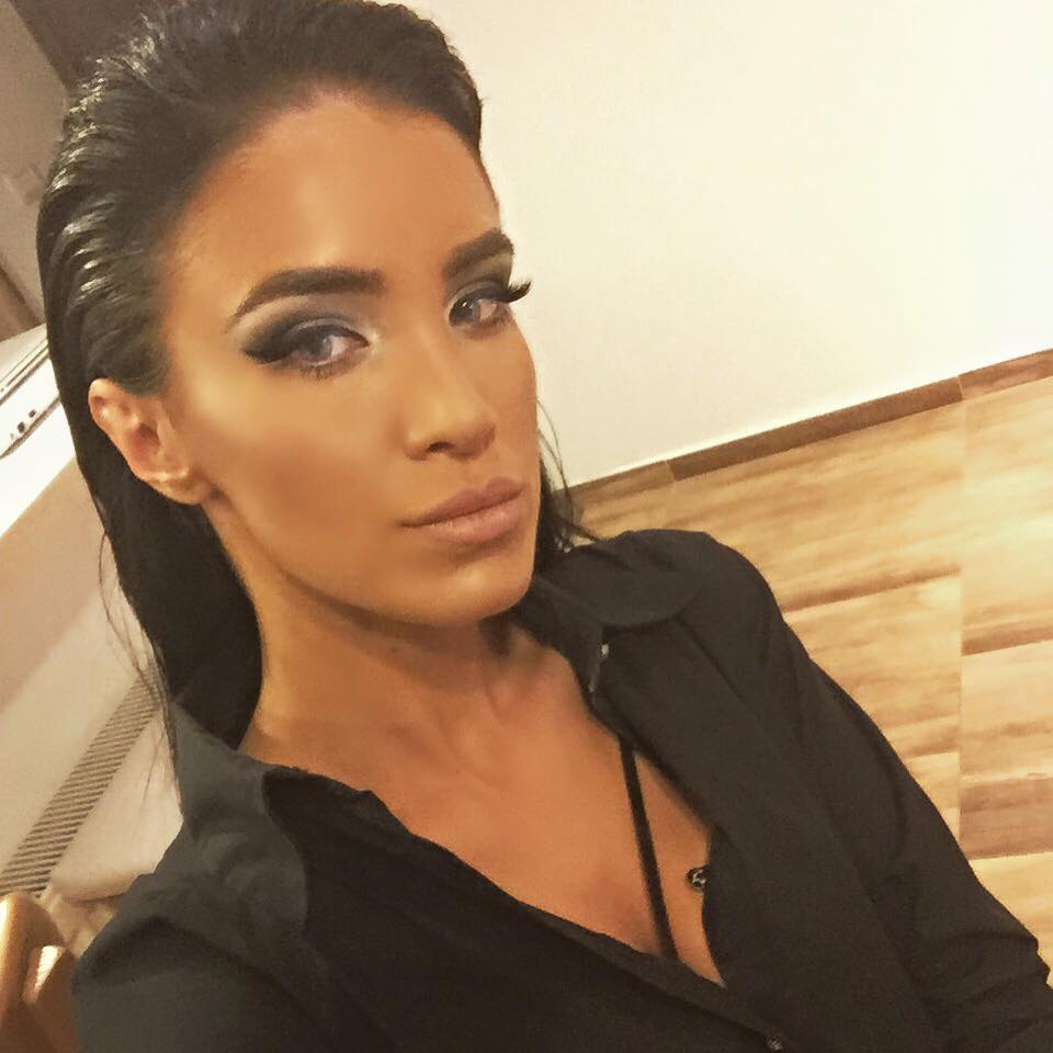 Cu aceeasi nunat de ruj, Adelina nu parea sa aiba buzele foarte mari