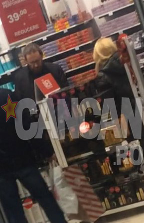 Intr-un magazin de produse cosmetice