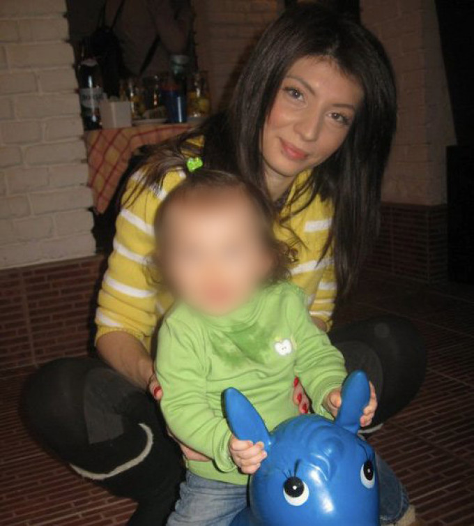 Fosta lui sotie, impreuna cu fetita