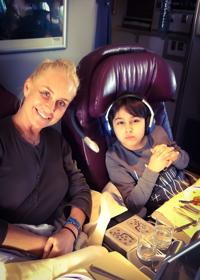 Vica a plecat in Thailanda cu fiul ei, Edan. 2016 i-a prins in avion
