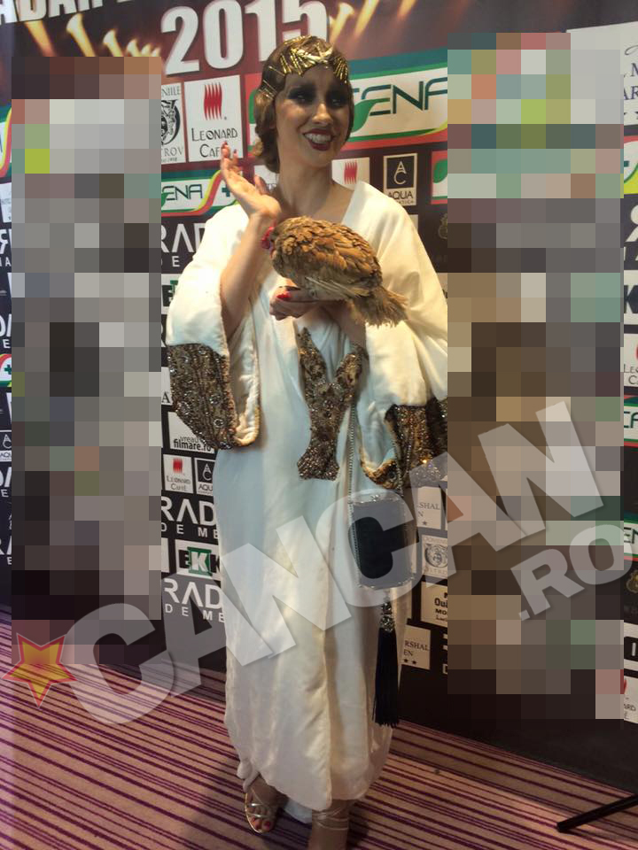 Iulia Albu a venit cu gaina la eveniment