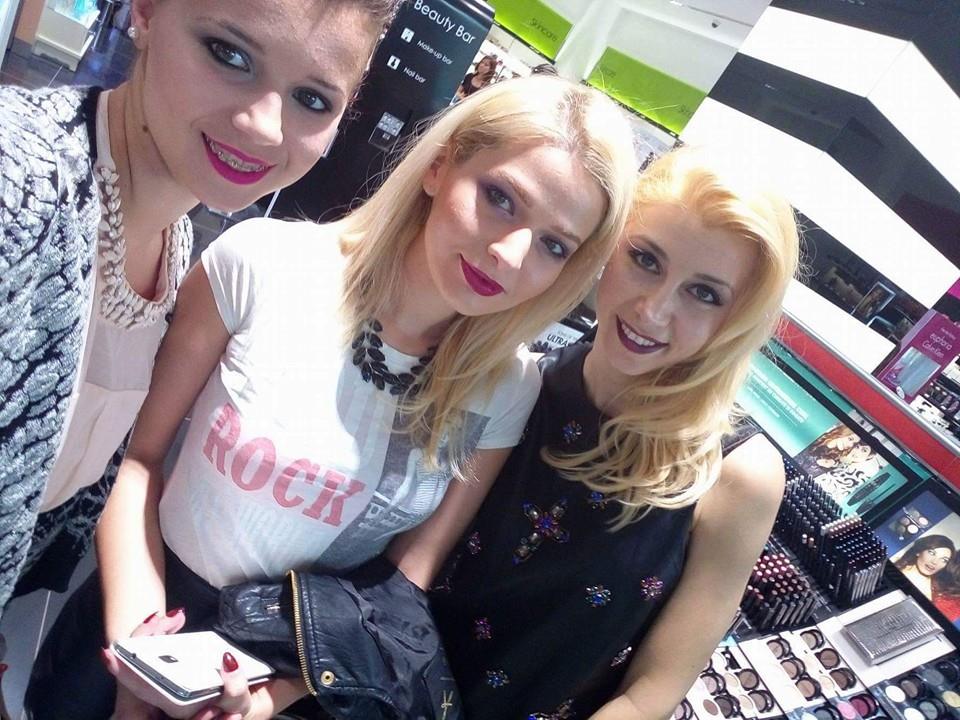 Corina Dragulescu (ultima din dreapta)