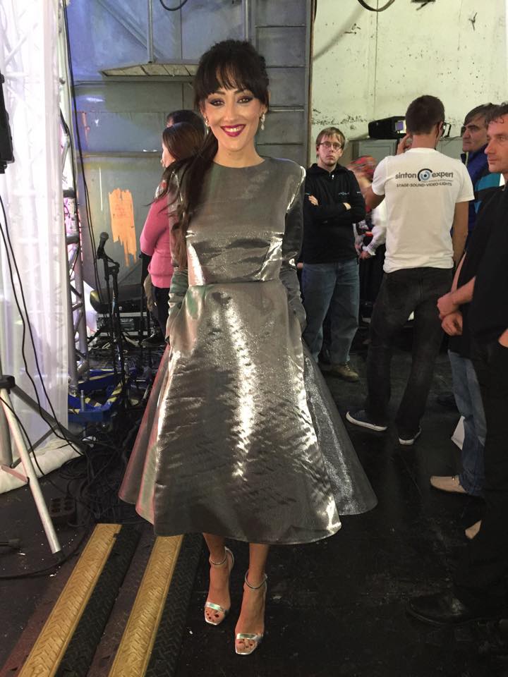 Nidia si-a tatuat pe spate un mesaj si mai multe note muzicale