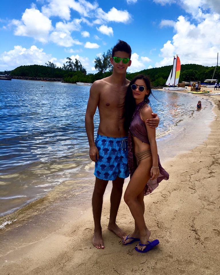 Corina este foarte sexy in costum de baie