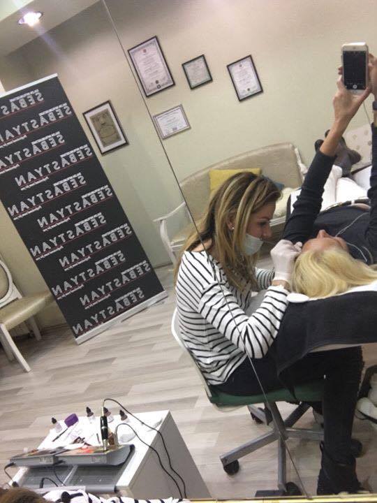 Victoria Blochina si-a tatuat sprancenele