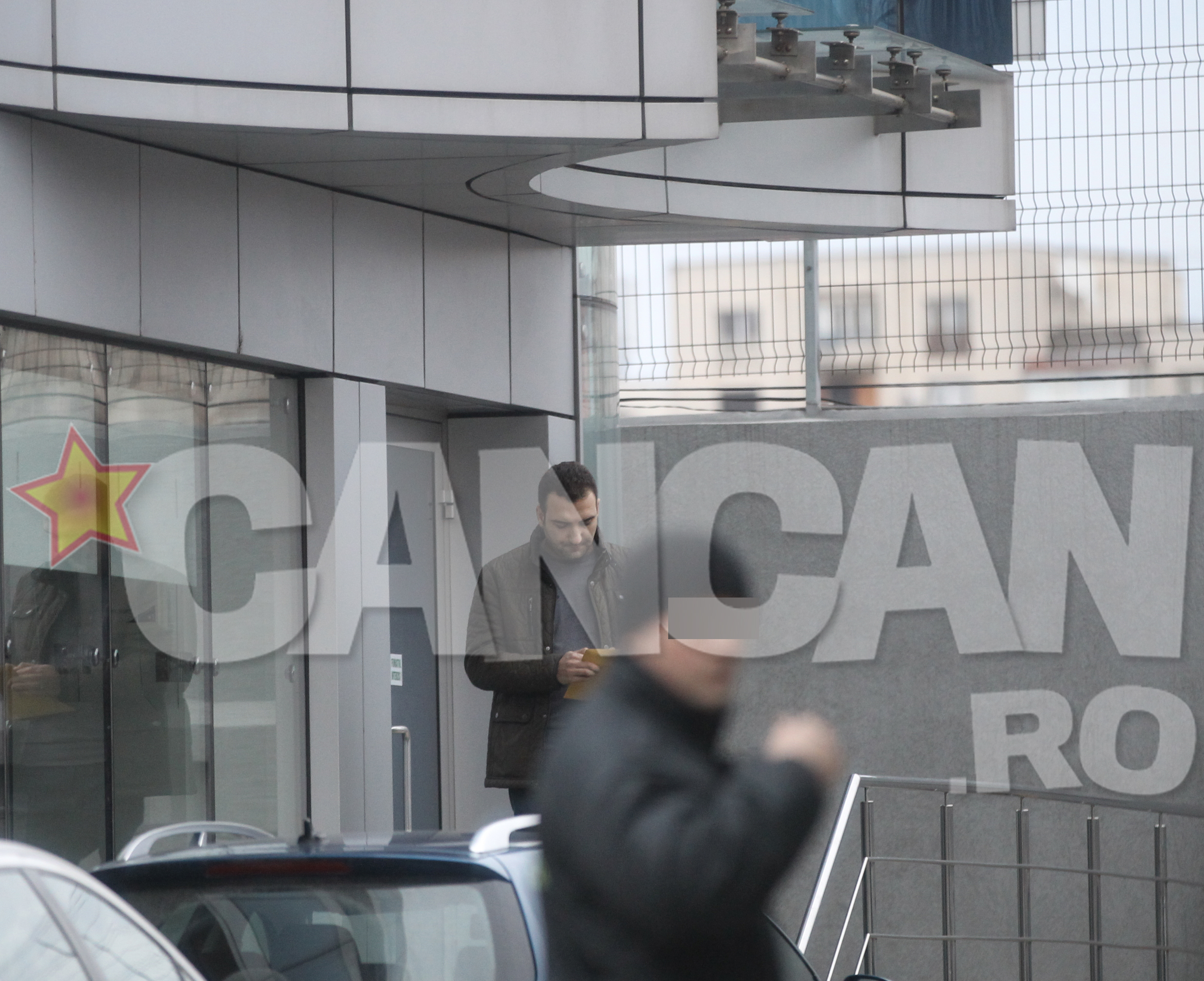 Soferul Valentinei Pelinel a iesit din cladire cu un plic in mana