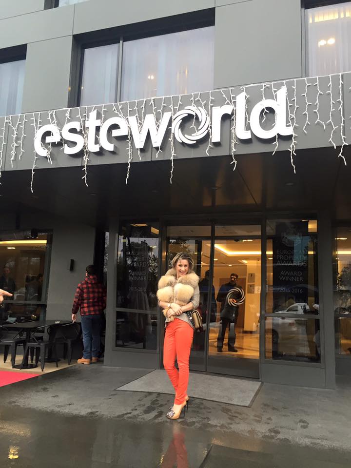 Ana s-a pozat in Turcia, fericita, dupa ce a primit rezultatele biopsiei. FOTO: Facebook