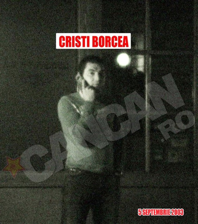 Cristi Borcea a iesit din restaurant si vorbeste la telefon