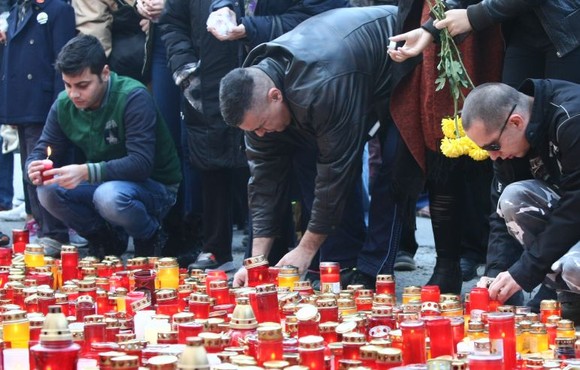 Familiile indoliate au venit in fata clubului din Capitala pentru a aprinde lumanari celor care au decedat