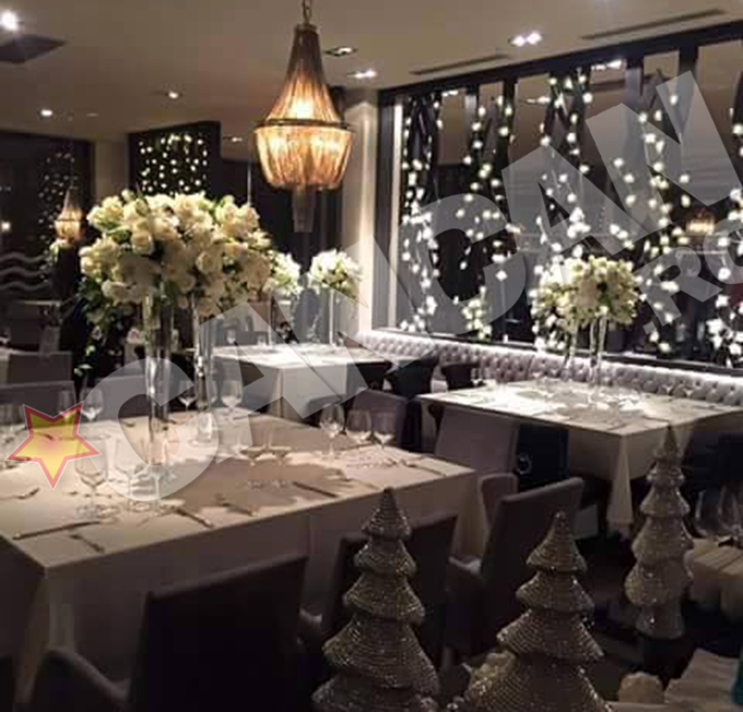 Pe mese au fost asezati trandafiri albi