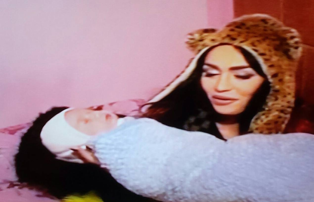 Bruneta pare foarte fericita ca a luat bebelusul in brate