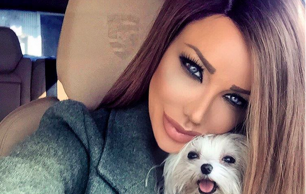 Bianca are ochiul drept rosu din cauza cheagului de sange