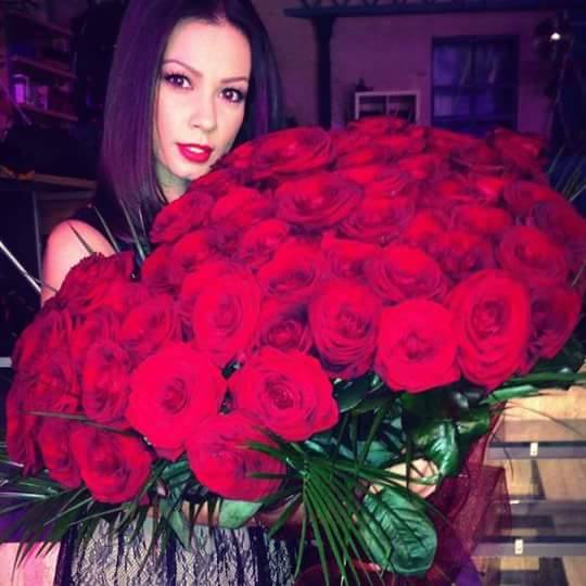 Zeci de trandafiri din partea admiratorilor