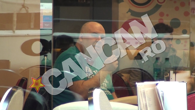 Marlanul sudeaza tigarile una dupa alta