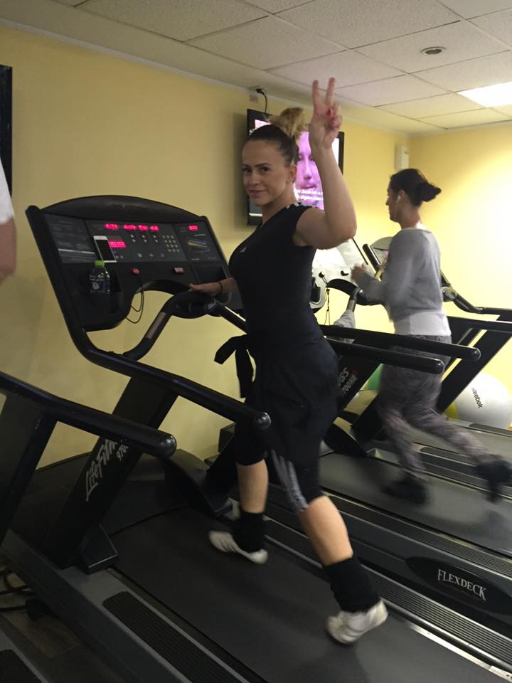 In prezent, Anda se lupta cu kilogramele in plus, dar si cu pieile lasate de pe brate