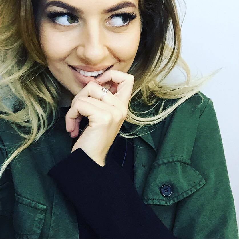 Lidia s-a laudat si pe reteaua de socializare cu un inel. La poza postat a lasat un comentariu siropos: 