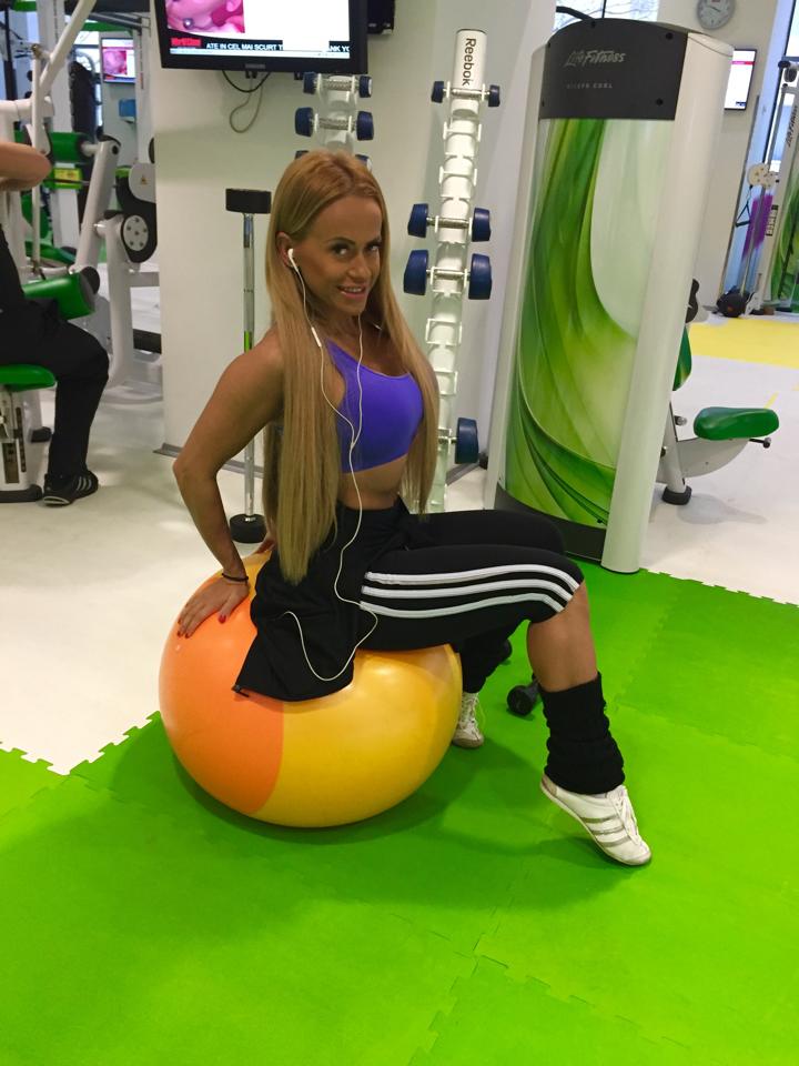 Pe vremuri, artista avea un abdomen perfect si brate bine definite. Era ajutata si de steroizi