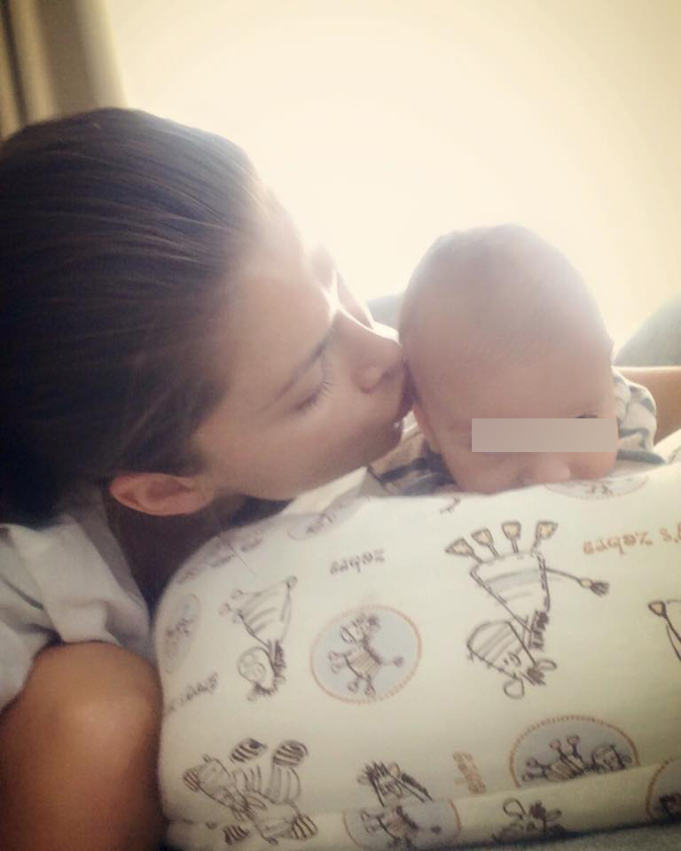 Alina isi posteaza imagini alaturi de copil pe conturile de socializare