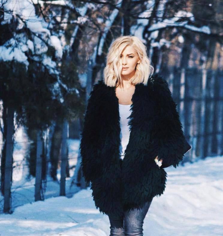 Alina are parul mult mai scurt