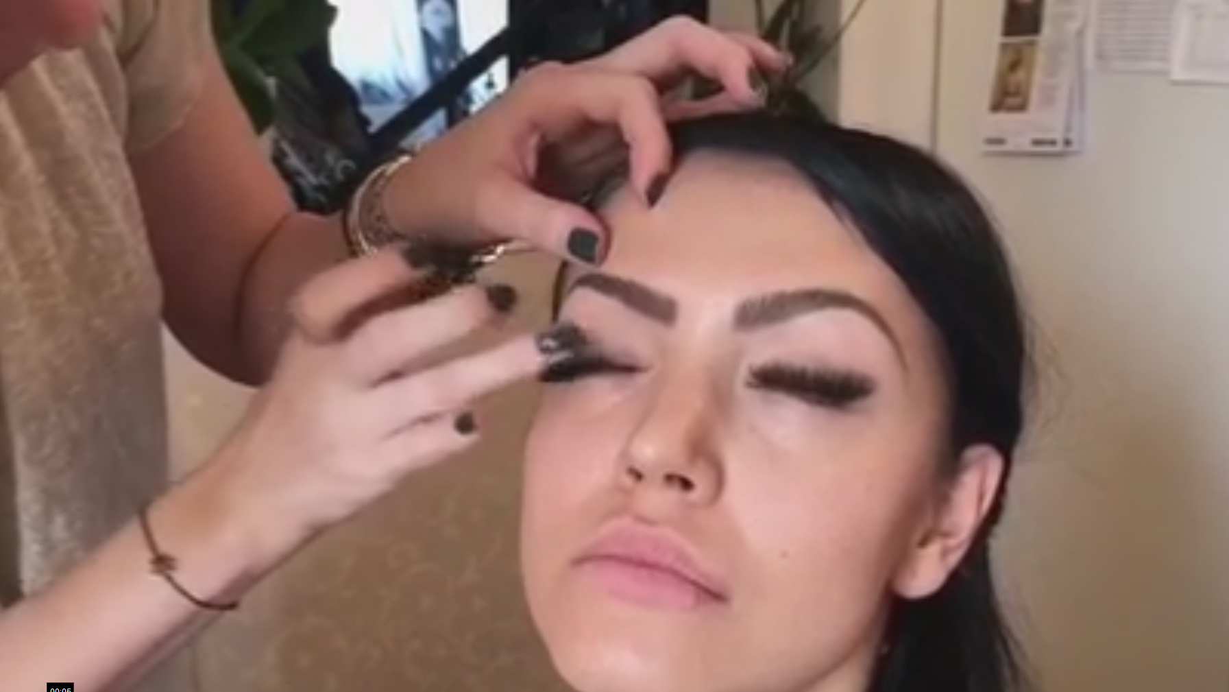 Vedeta alege sa foloseasca farduri foarte puternice