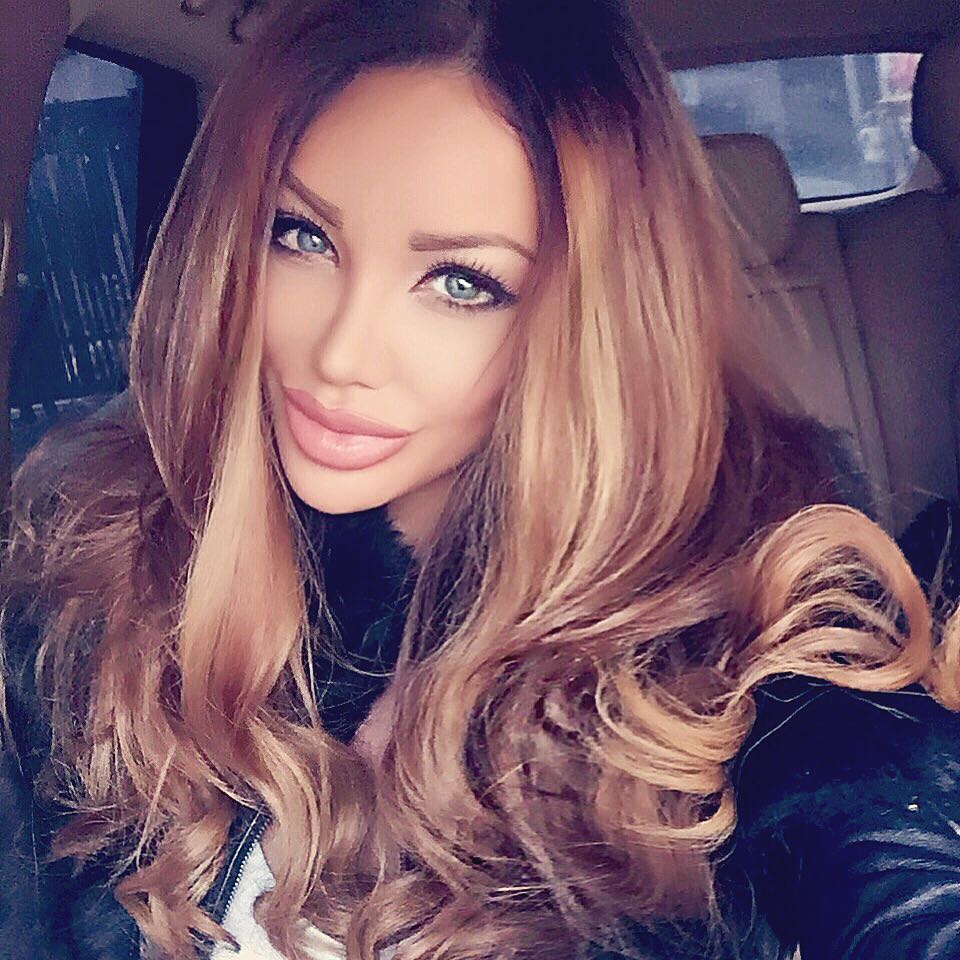 Roscata si-a facut un selfie in bolidul de lux