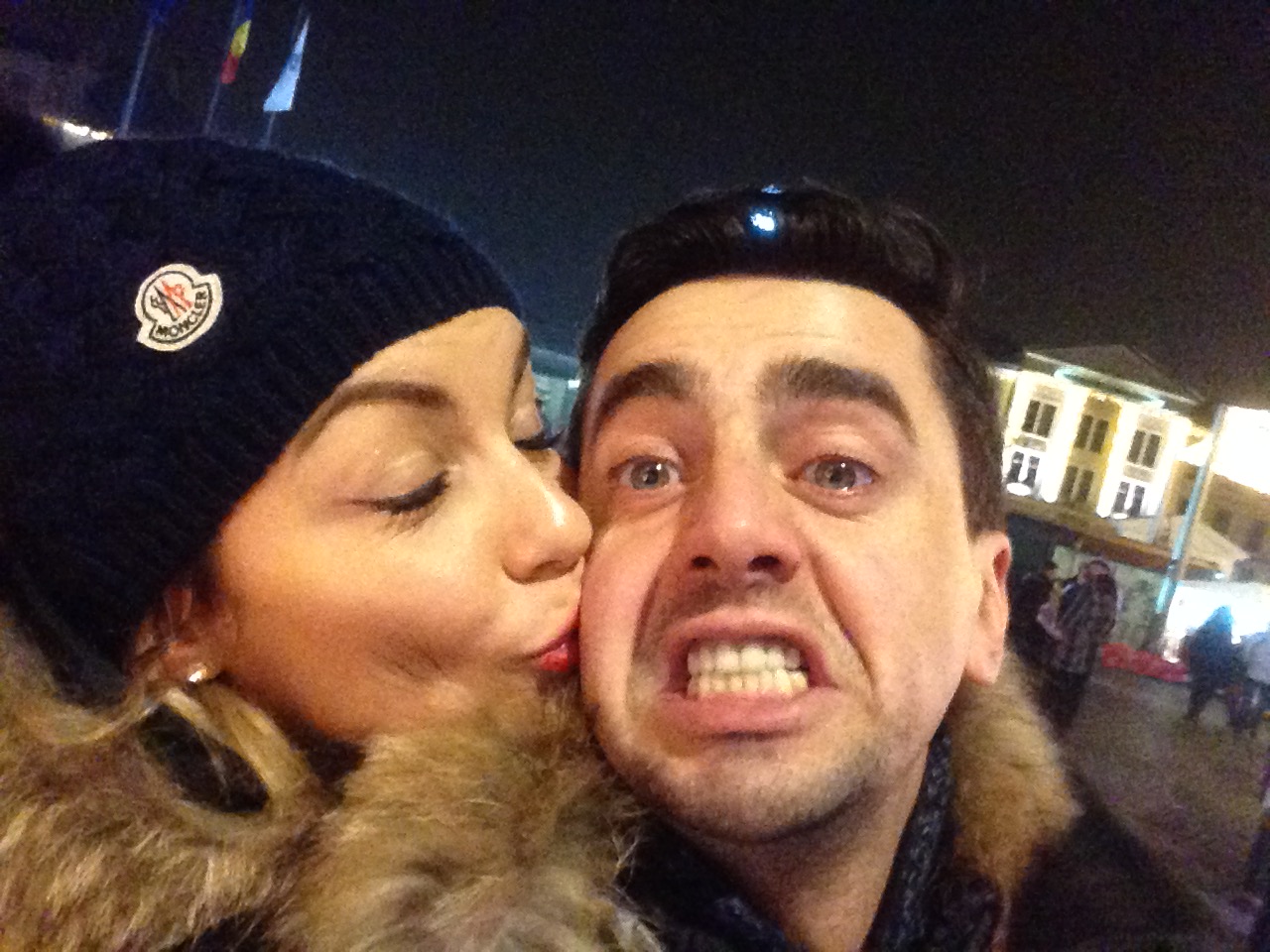 Cei doi artisti se simt foarte bine unul in compania celuilalt. Blonda il saruta pe obraz iar Cosmin a facut un selfie pentru a avea acest moment ca amintire