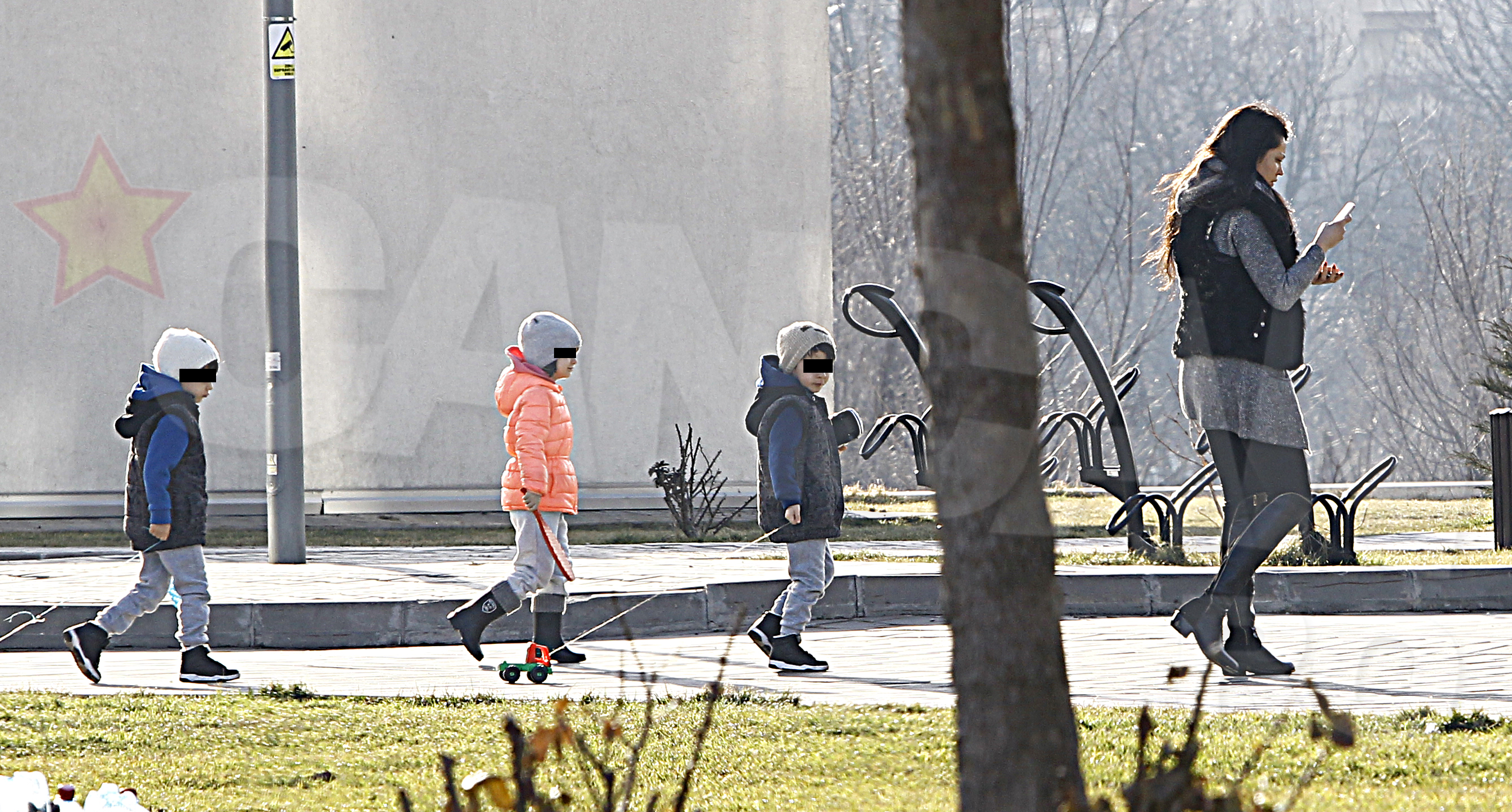 Răţuşca cea Sexy şi cei trei boboci – înarmaţi cu jucării (copiii), iar mămica cu smartphone-ul pe care probabil avea deschis cancan.ro, cele patru cincimi ale familiei s-au dus vitejeşte spre terenul de joacă