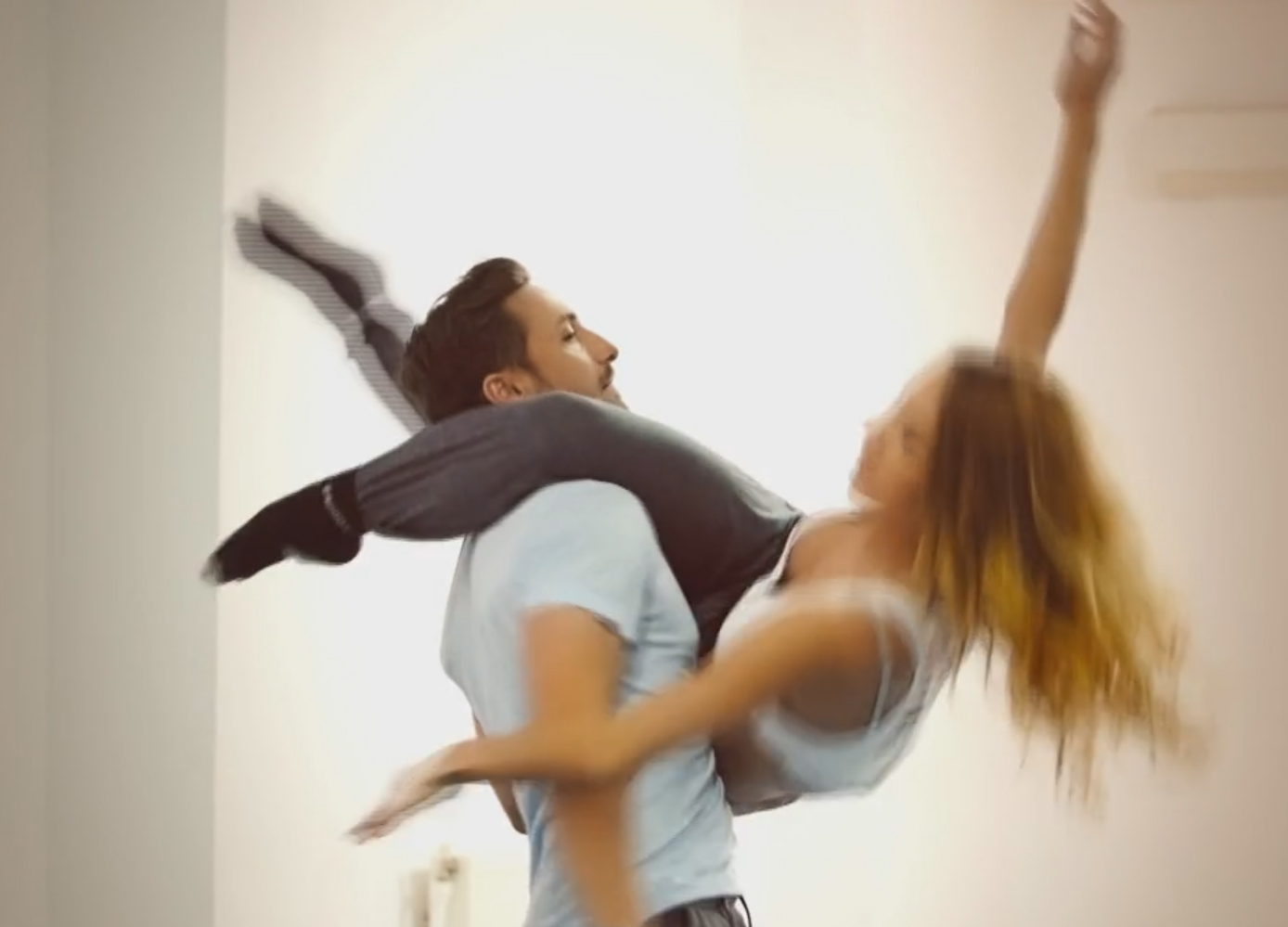 Isi traiesc viata din plin