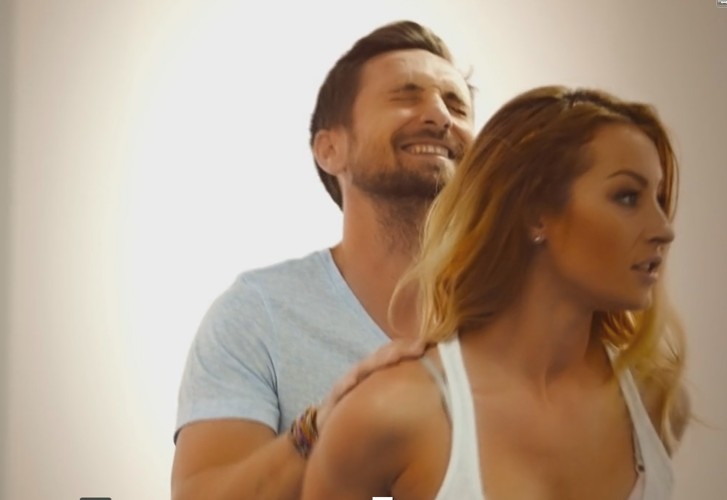 Dani se simte bine in compania blondinei