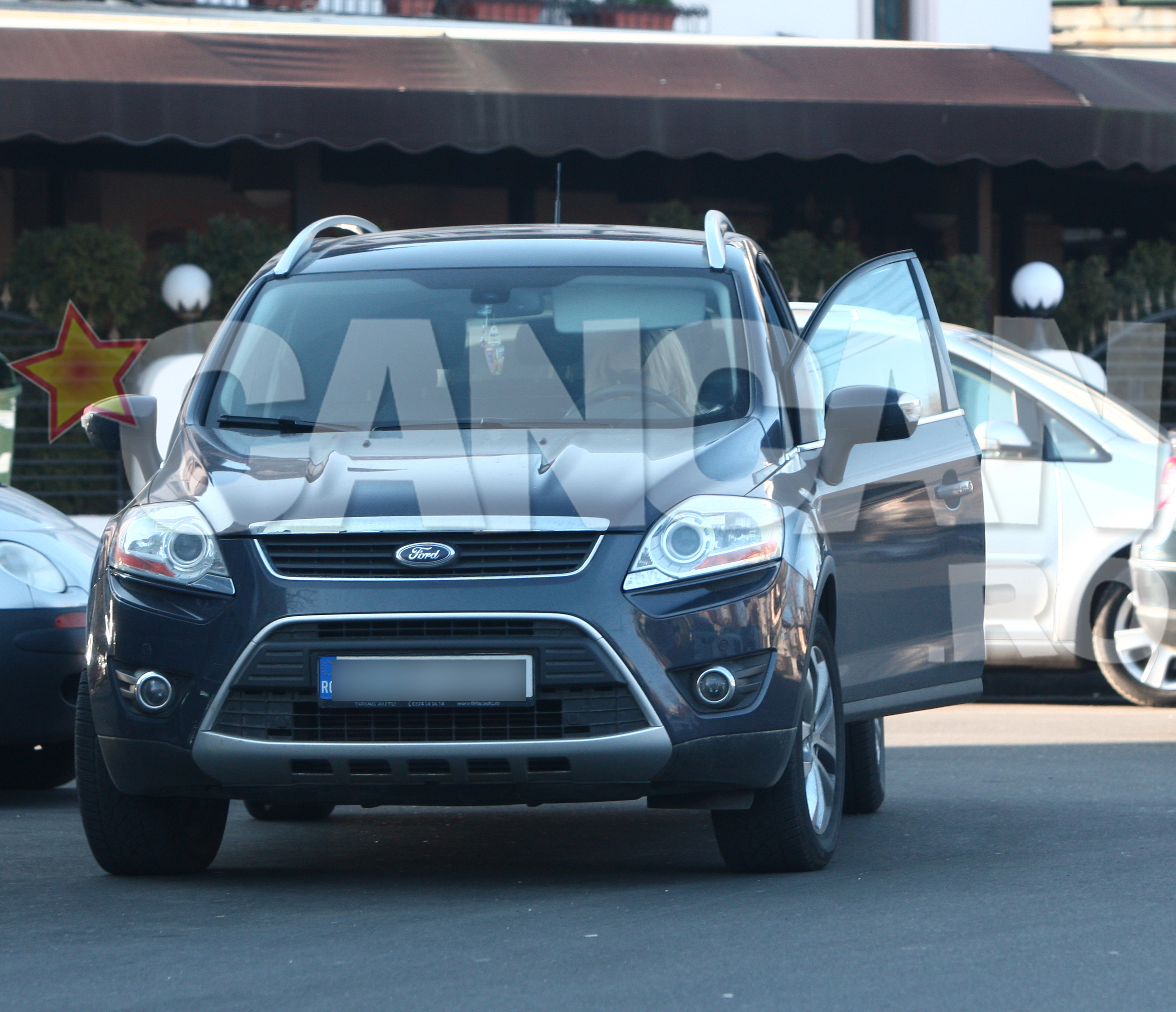 Interpreta s-a urcat in autoturism si a plecat spre casa