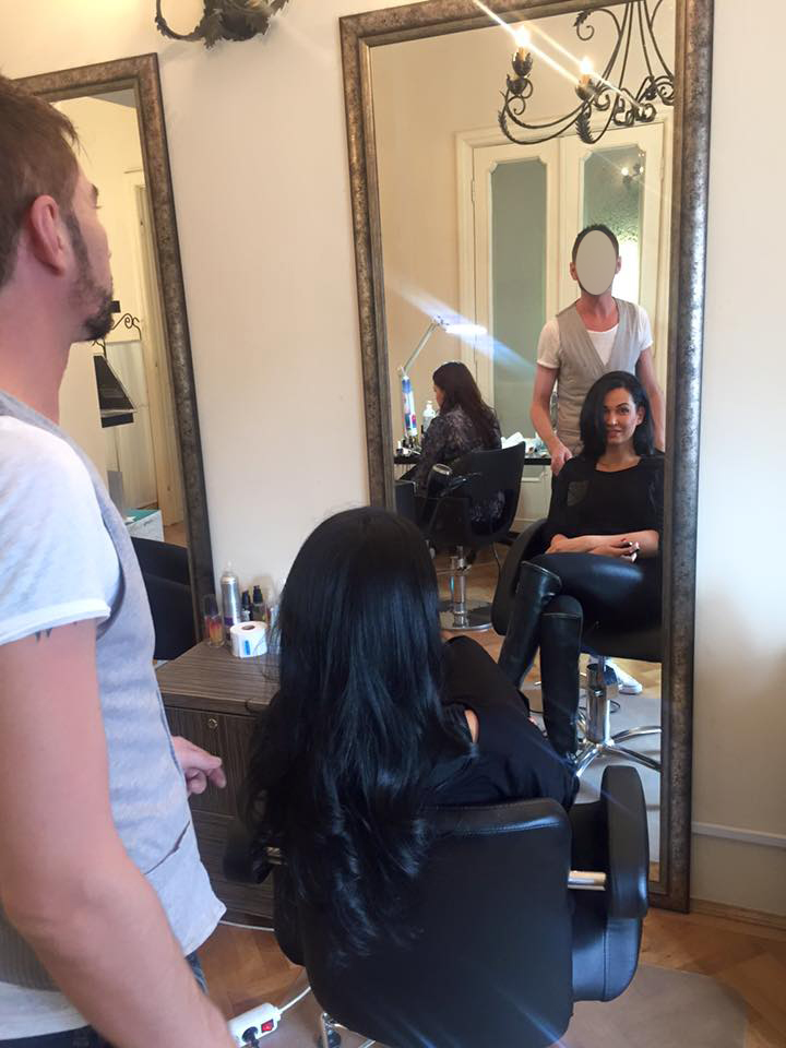 Vedeta are parul lung si ondulat