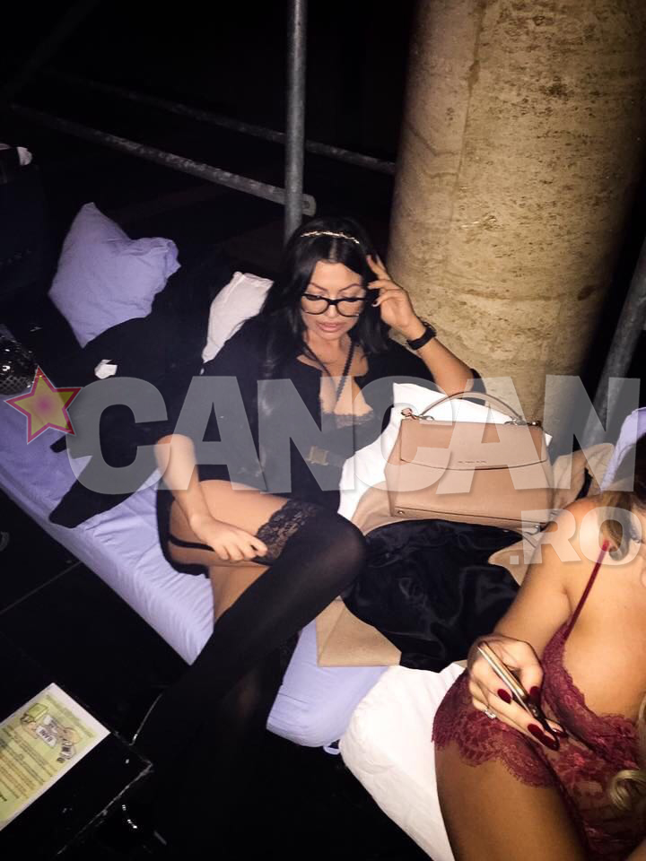 Pentru a arata perfect, bruneta isi ridica portjartierul