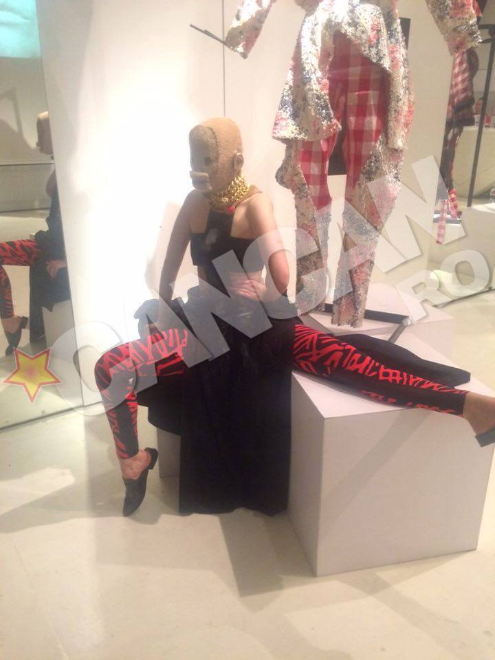 Iulia Albu s-a întrcut pe sine la expoziţia realizată în centrul Bucureştiului