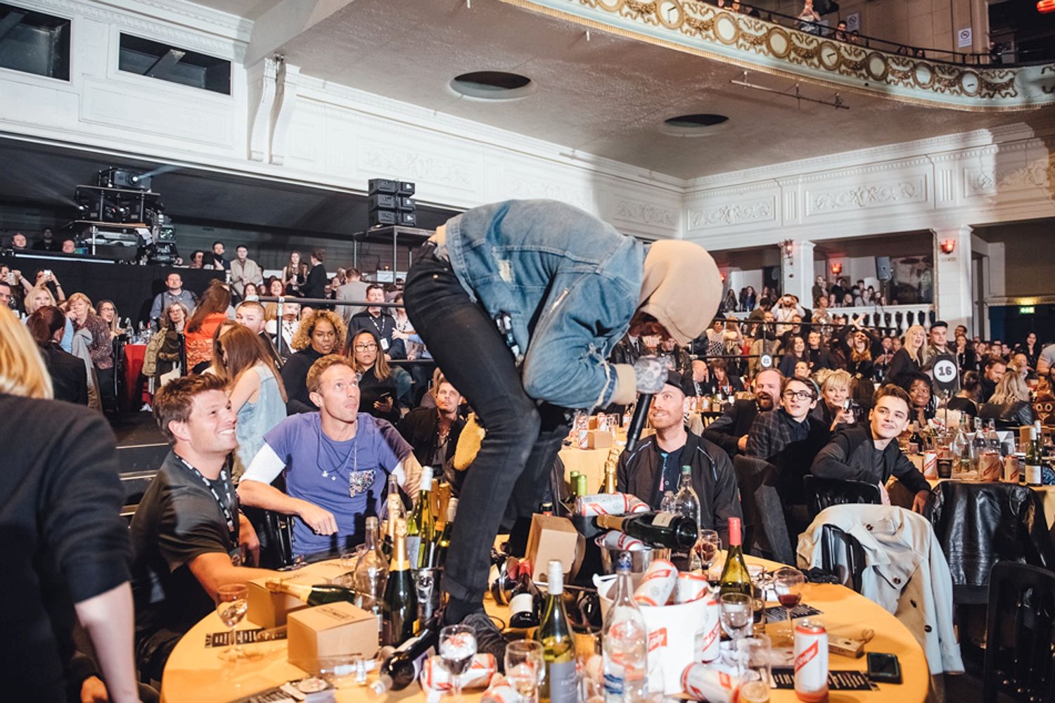 Chris Martin a fost intai surprins de gestul colegului de breasla, insa ulterior a devenit destul de nervos