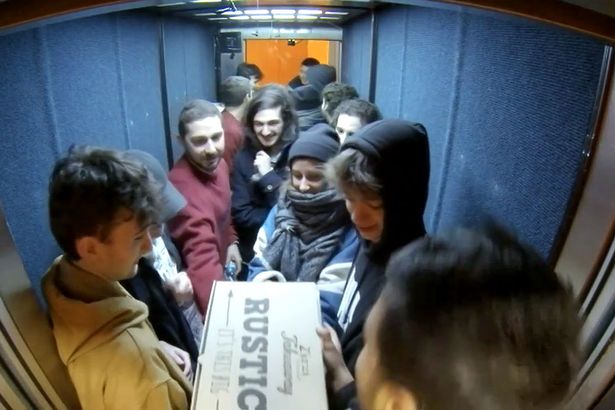 Shia i-a dat un pumn in fata studentului cu gluga de la Oxford