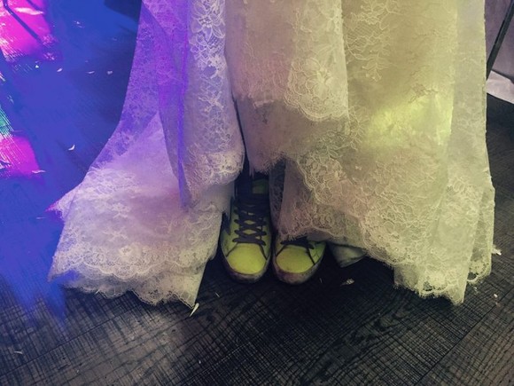 Creatoarea de modă a asortat la rochie o pereche de ghete