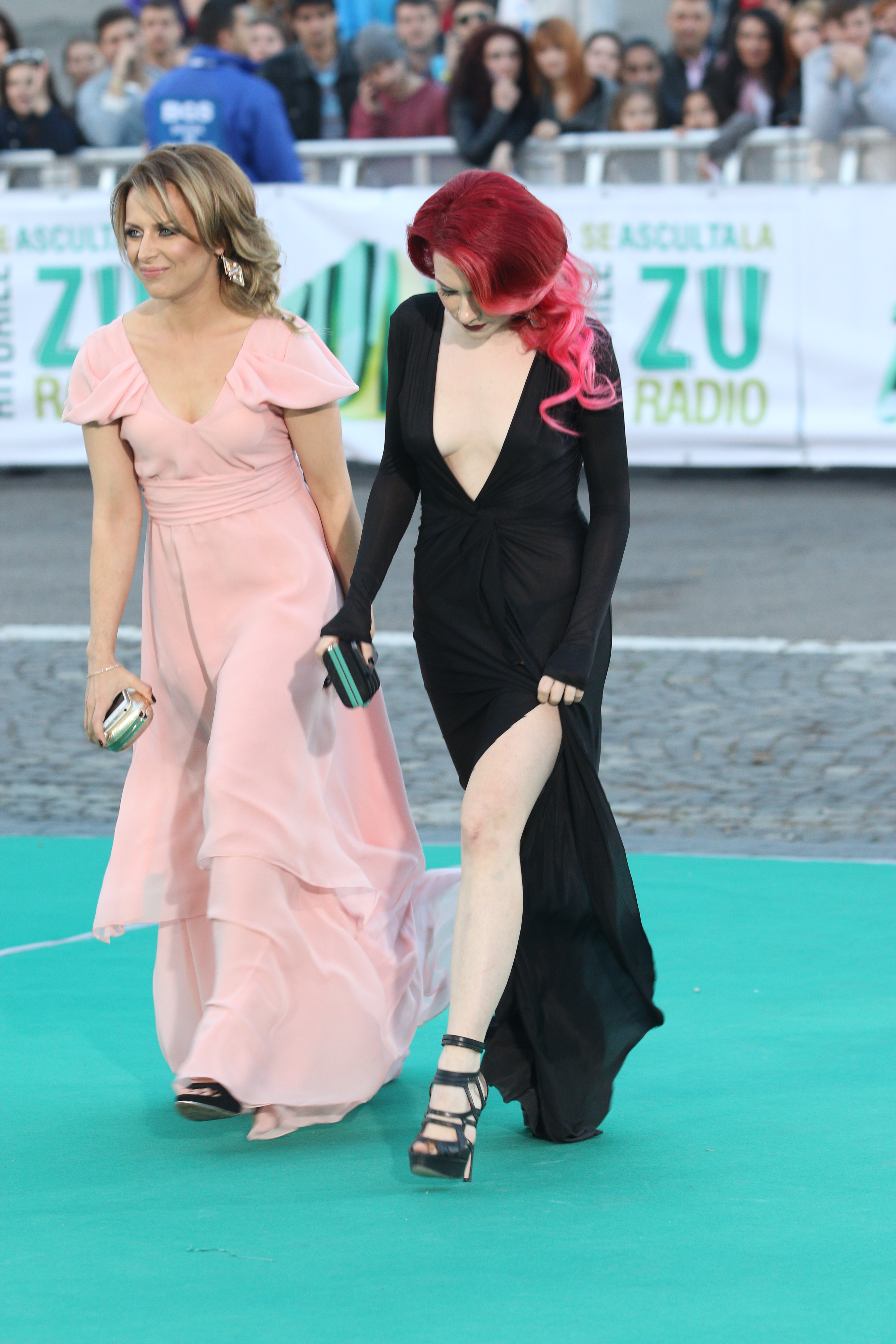 Fetele de la RedBlonde au devenit celebre prin emisiunea lui Cătălin Măruţă