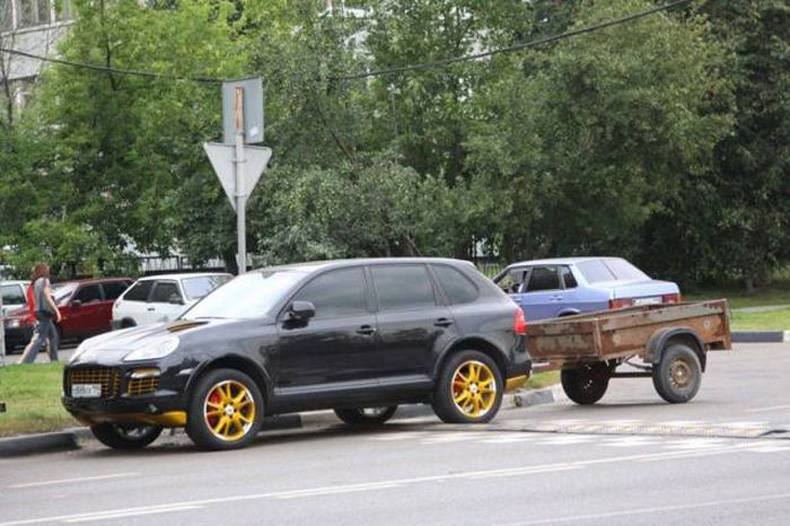 Are autoturism de mii de euro, dar si-a agatat o remorca de cateva milioane de lei